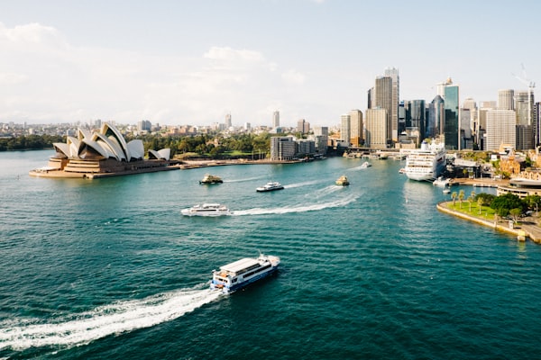 Cảng Sydney với Nhà hát Opera và phà qua vịnh